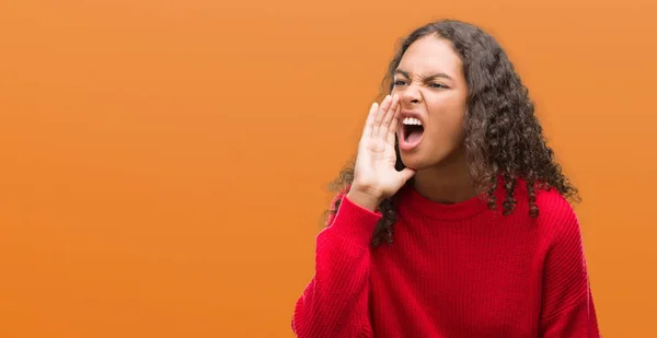 Junge Hispanische Frau Rotem Pullover Schreit Und Schreit Laut Zur — Stockfoto