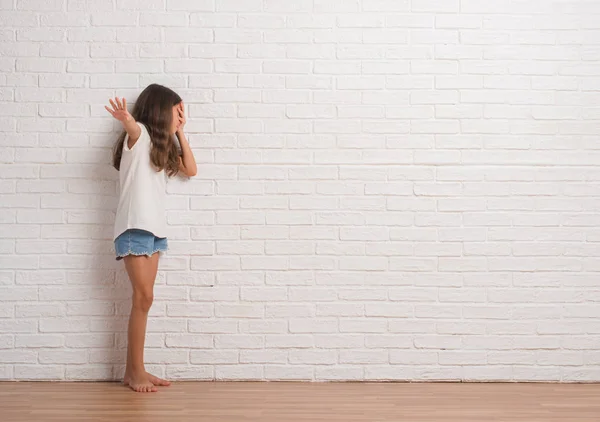 Joven Niño Hispano Pisando Pared Ladrillo Blanco Cubriendo Los Ojos —  Fotos de Stock