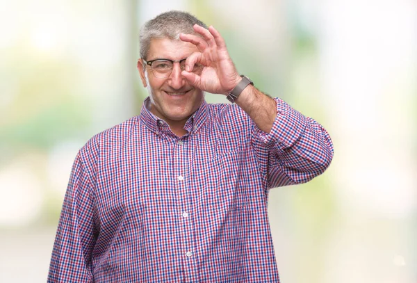 Bonito Homem Sênior Usando Óculos Sobre Fundo Isolado Fazendo Gesto — Fotografia de Stock