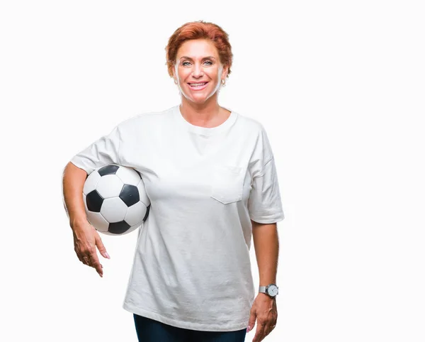 Mulher Ruiva Caucasiana Sênior Atrativa Segurando Bola Futebol Sobre Fundo — Fotografia de Stock