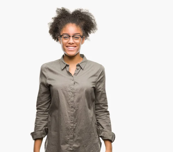 Mujer Afroamericana Joven Con Gafas Sobre Fondo Aislado Con Una — Foto de Stock