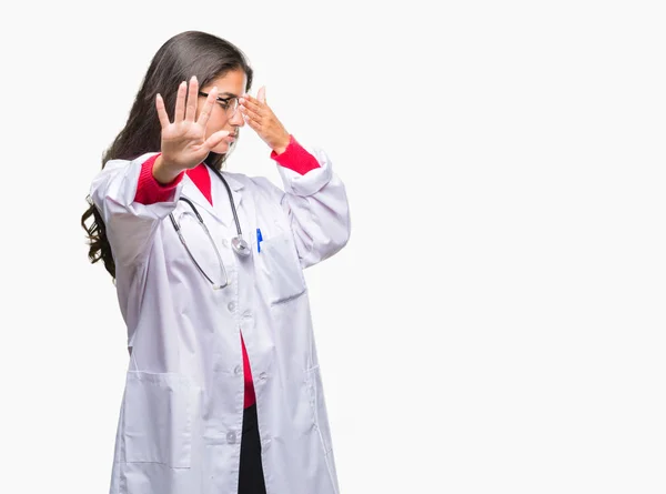Genç Arap Doktor Kadın Elleriyle Gözlerini Kapsayan Izole Arka Plan — Stok fotoğraf