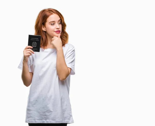 Jovem Bela Mulher Segurando Passaporte Itália Sobre Fundo Isolado Rosto — Fotografia de Stock