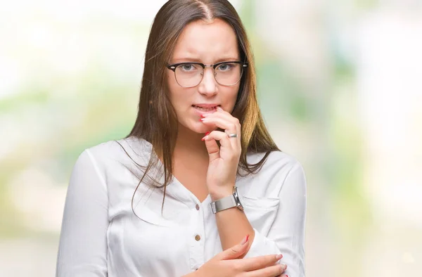 Unga Kaukasiska Vacker Affärskvinna Glasögon Över Isolerade Bakgrund Ser Stressad — Stockfoto