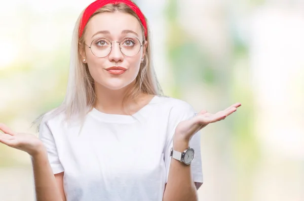 Unga Blonda Kvinnan Bär Glasögon Över Isolerade Bakgrund Aningslös Och — Stockfoto