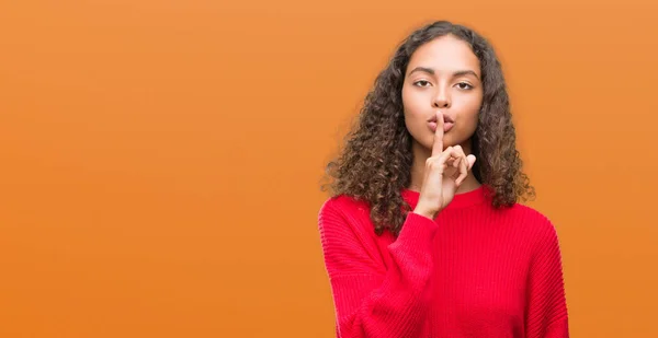 Jonge Spaanse Vrouw Dragen Rode Trui Vragen Stil Met Vinger — Stockfoto