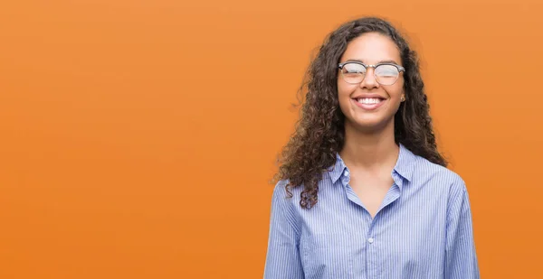 Mulher Hispânica Jovem Bonita Usando Óculos Com Rosto Feliz Sorrindo — Fotografia de Stock