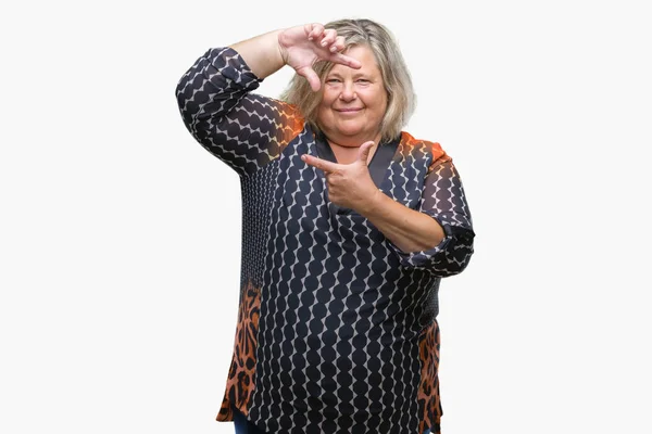 Senior Size Mulher Caucasiana Sobre Fundo Isolado Sorrindo Fazendo Quadro — Fotografia de Stock