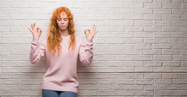 Mulher Ruiva Jovem Sobre Parede Tijolo Relaxar Sorrir Com Olhos — Fotografia de Stock