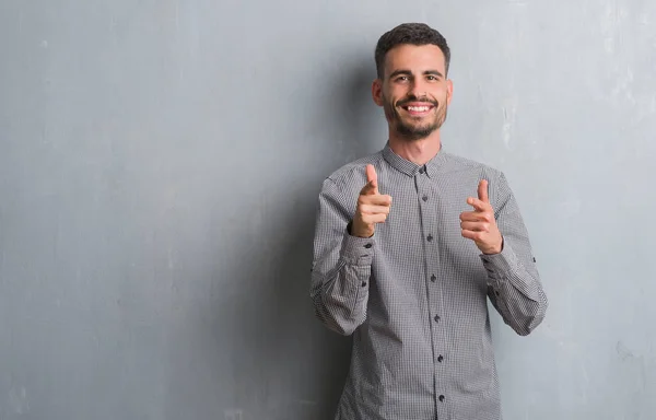 Jonge Volwassen Man Die Grijs Grunge Muur Wijzen Vingers Naar — Stockfoto