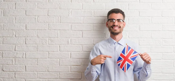 Junger Erwachsener Mann Über Ziegelmauer Mit Fahne Des Vereinigten Königreichs — Stockfoto