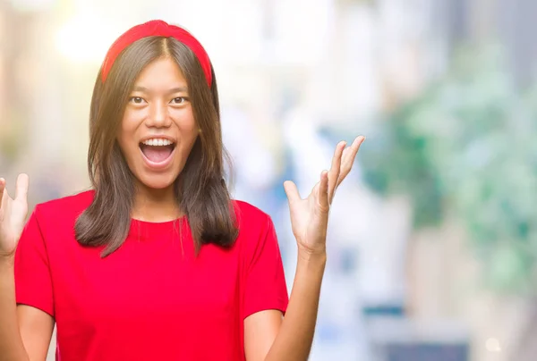 Junge Asiatin Mit Isoliertem Hintergrund Feiert Verrückt Und Erstaunt Über — Stockfoto