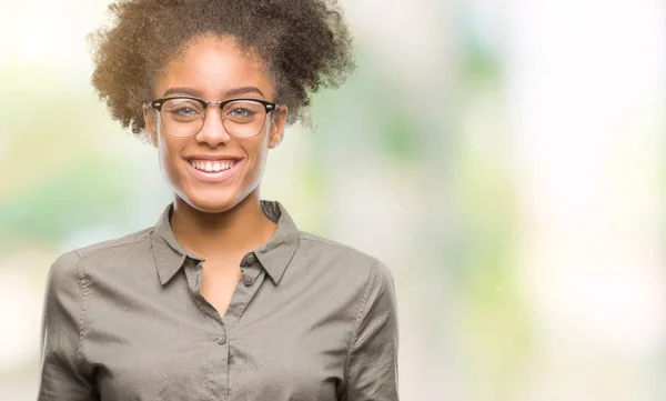 Jovem Afro Americana Vestindo Óculos Sobre Fundo Isolado Com Sorriso — Fotografia de Stock