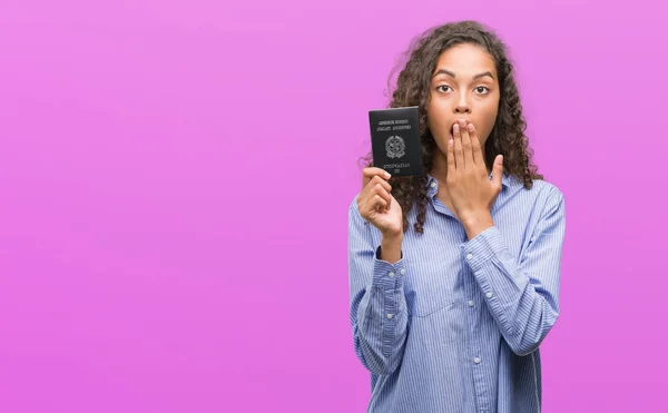 Jovem Hispânica Segurando Passaporte Itália Cobrir Boca Com Mão Chocada — Fotografia de Stock