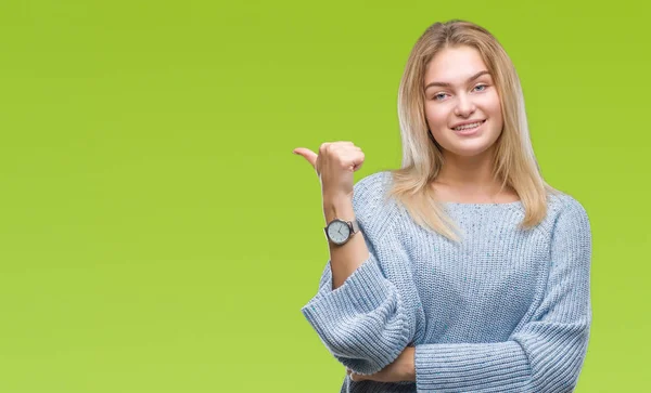 Mujer Joven Caucásica Vistiendo Suéter Invierno Sobre Fondo Aislado Sonriendo —  Fotos de Stock