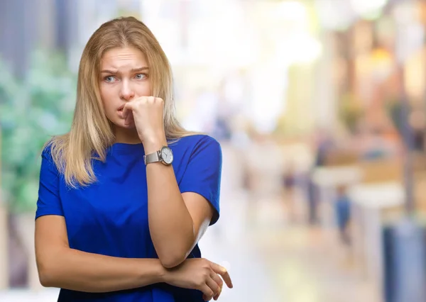 Jonge Kaukasische Vrouw Geïsoleerde Achtergrond Zoek Gestresst Nerveus Met Handen — Stockfoto