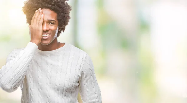 Afroamerikanischer Mann Vor Isoliertem Hintergrund Der Ein Auge Mit Einer — Stockfoto