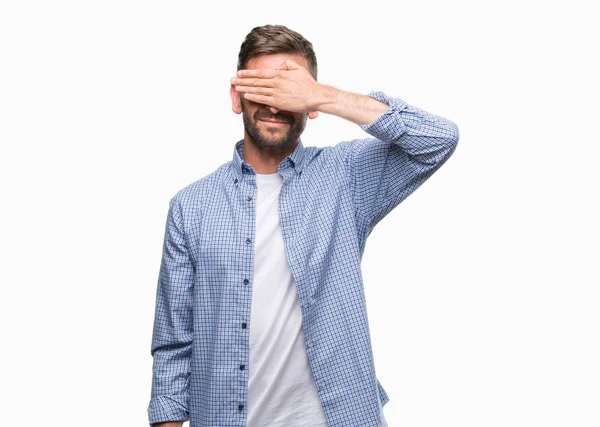 Homem Bonito Jovem Vestindo Camiseta Branca Sobre Fundo Isolado Sorrindo — Fotografia de Stock