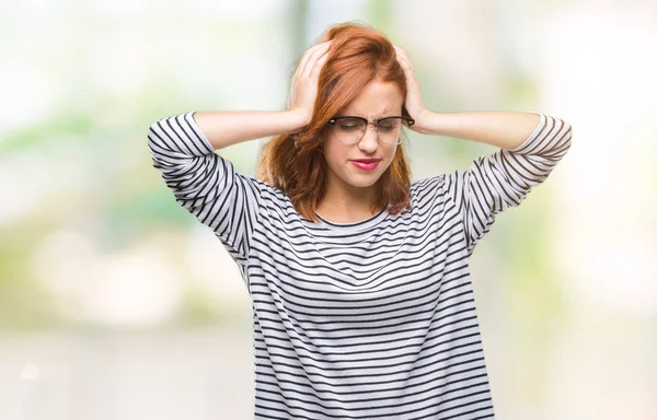 Joven Mujer Hermosa Sobre Fondo Aislado Con Gafas Que Sufren —  Fotos de Stock