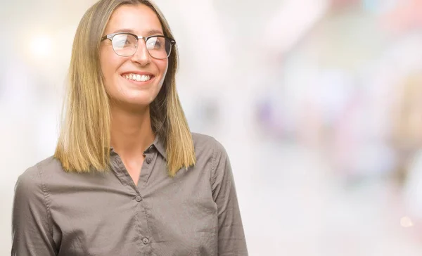 Mujer Hermosa Joven Sobre Fondo Aislado Mirando Hacia Otro Lado — Foto de Stock