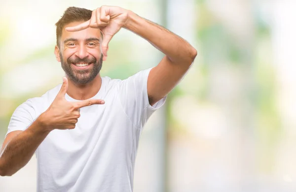 Volwassen Spaanse Man Geïsoleerde Achtergrond Glimlachend Maken Frame Met Handen — Stockfoto