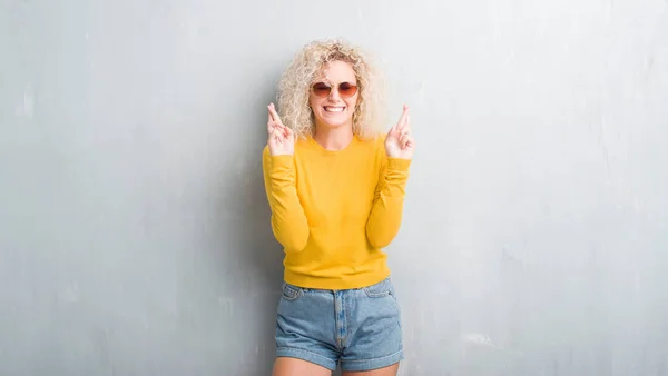 Junge Blonde Frau Mit Lockigem Haar Über Grunge Grauem Hintergrund — Stockfoto