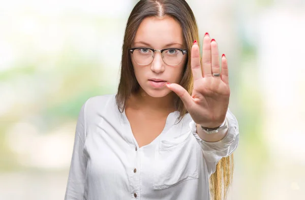 年轻的高加索美丽的女商人戴着眼镜在孤立的背景做停止唱歌与手掌的手 脸上带有负面和严肃手势的警告表情 — 图库照片