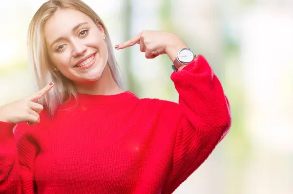 Jonge Blonde Vrouw Winter Trui Dragen Geïsoleerde Achtergrond Glimlachend Vertrouwen — Stockfoto