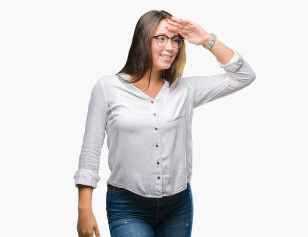 若い白人の美しいビジネス女性にメガネをかけて分離非常に幸せと笑顔の頭上の手で遠く離れている背景です 概念を検索 — ストック写真