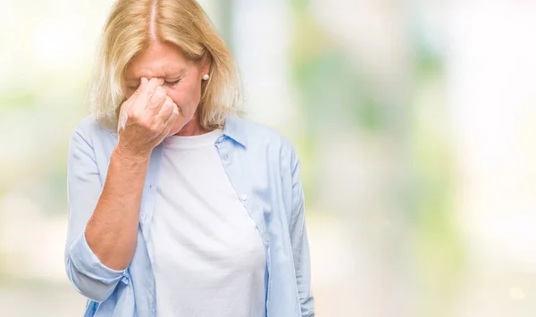 Blonde Vrouw Van Middelbare Leeftijd Geïsoleerde Achtergrond Moe Wrijven Neus — Stockfoto