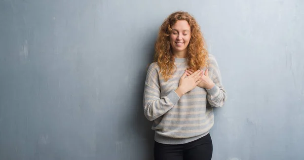 Mujer Pelirroja Joven Sobre Pared Gris Grunge Sonriendo Con Las — Foto de Stock