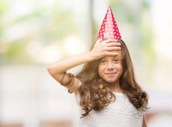 Menina Hispânica Morena Usando Chapéu Aniversário Estressado Com Mão Cabeça — Fotografia de Stock