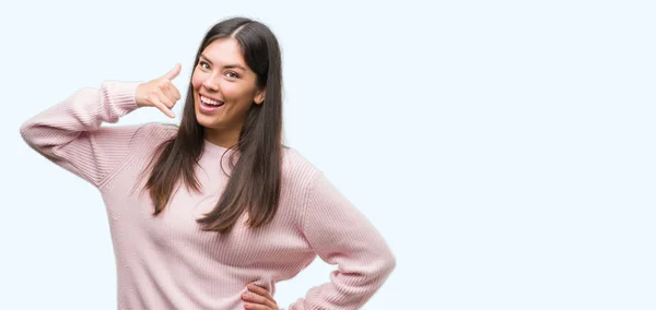 Jovem Mulher Hispânica Bonita Vestindo Uma Camisola Sorrindo Fazendo Gesto — Fotografia de Stock