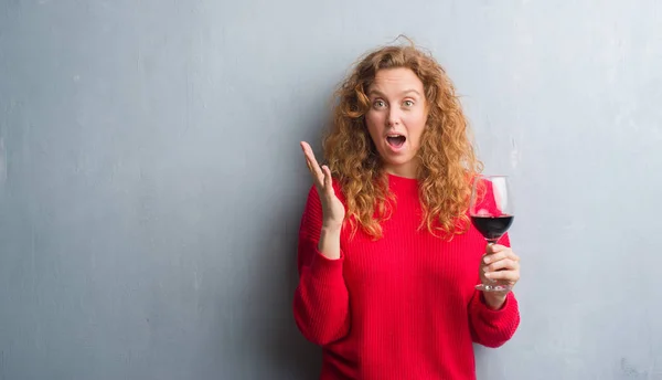 Joven Pelirroja Sobre Pared Gris Grunge Bebiendo Una Copa Vino — Foto de Stock