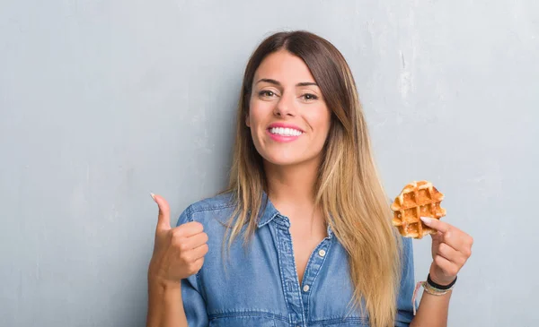 Ung Vuxen Kvinna Över Grå Grunge Vägg Äta Belgien Våffla — Stockfoto