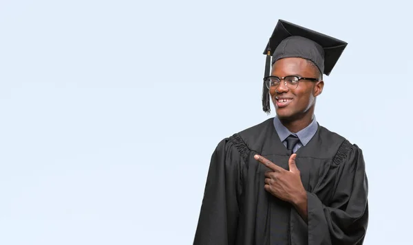 Junger Afrikanisch Amerikanischer Hochschulabsolvent Vor Isoliertem Hintergrund Fröhlich Mit Einem — Stockfoto