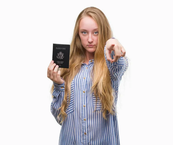 Mulher Adolescente Loira Segurando Passaporte Estados Unidos América Apontando Com — Fotografia de Stock