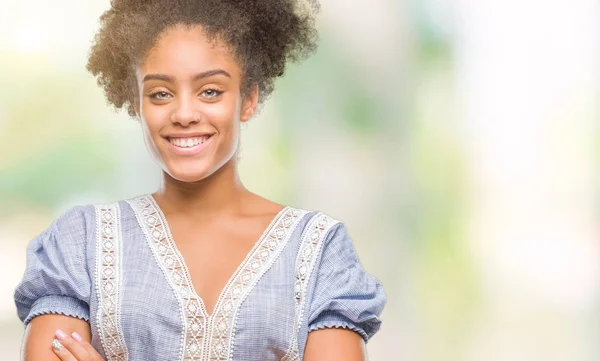 Молодих Афро Американку Ізольованих Фон Щасливі Обличчя Посміхається Схрещеними Руками — стокове фото