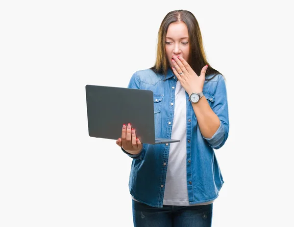 年轻的白种人妇女使用笔记本电脑在孤立的背景覆盖口与手震惊与羞愧的错误 表达恐惧 害怕在沉默中 秘密概念 — 图库照片