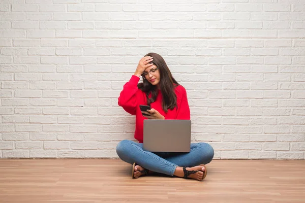 Jovem Morena Sentada Chão Usando Laptop Smartphone Estressado Com Mão — Fotografia de Stock