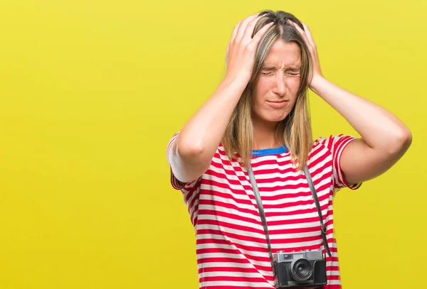 Молода Красива Жінка Фотографує Використовуючи Старовинну Фотокамеру Над Ізольованим Тлом — стокове фото