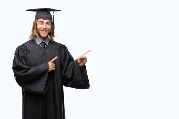 Jonge Knappe Man Met Lange Haren Afgestudeerd Geïsoleerde Achtergrond Glimlachen — Stockfoto