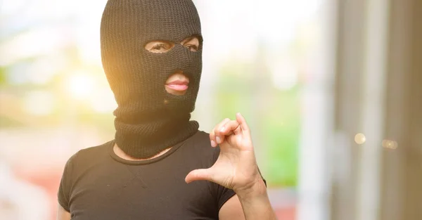 Einbrecher Terroristin Mit Sturmhaube Stolz Aufgeregt Und Arrogant Zeigt Mit — Stockfoto