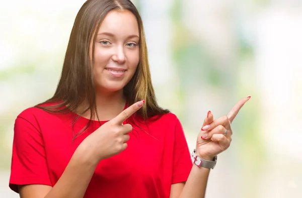 Unga Vackra Kaukasiska Kvinna Över Isolerade Bakgrund Leende Och Tittar — Stockfoto