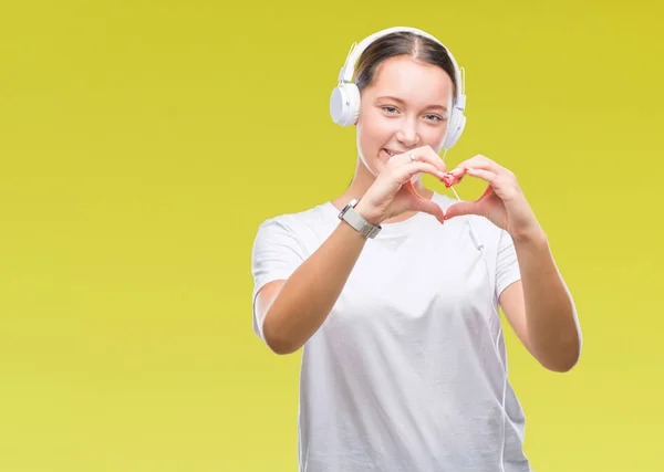 Mujer Caucásica Joven Escuchando Música Con Auriculares Sobre Fondo Aislado —  Fotos de Stock