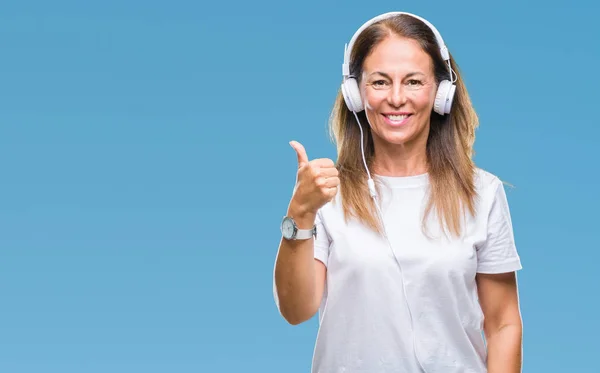 Mujer Hispana Mediana Edad Escuchando Música Usando Auriculares Sobre Fondo — Foto de Stock