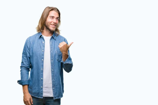 Joven Hombre Guapo Con Pelo Largo Sobre Fondo Aislado Sonriendo — Foto de Stock