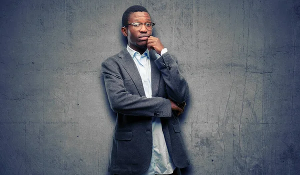 Afrikanska Svart Man Bär Jacka Tänkande Och Letar Upp Uttrycker — Stockfoto