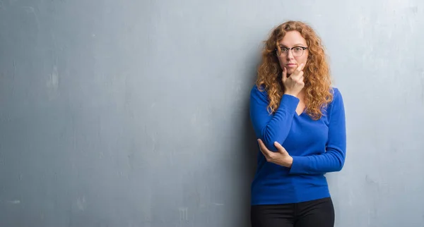 Junge Rothaarige Frau Über Grauer Grunge Wand Die Selbstbewusst Die — Stockfoto