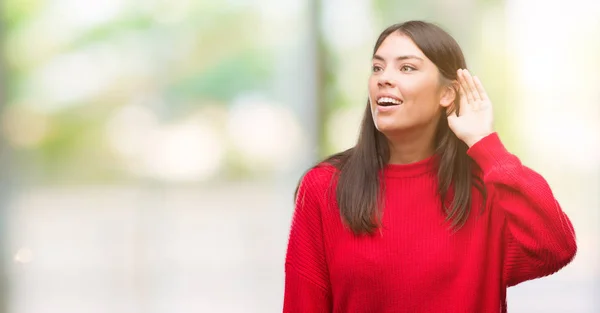 Joven Hermosa Hispana Vistiendo Suéter Rojo Sonriendo Con Mano Sobre — Foto de Stock